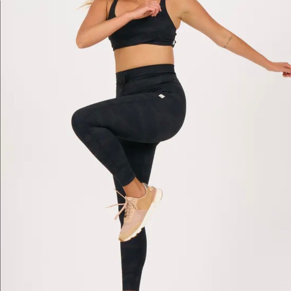 NWT VUORI Daily Leggings Sz Large Black Camo - Picture 3 of 4